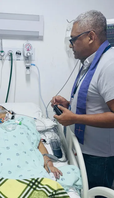 Padre Carlos en predicación dominical