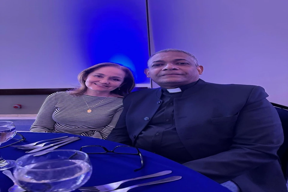 Padre Carlos junto al altar de la Parroquia Jesús Misericordioso