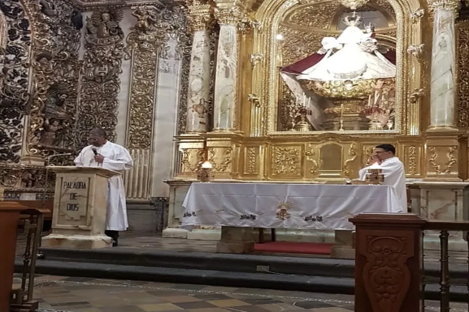 Padre Carlos Rivadeneira dando charla con feligreses