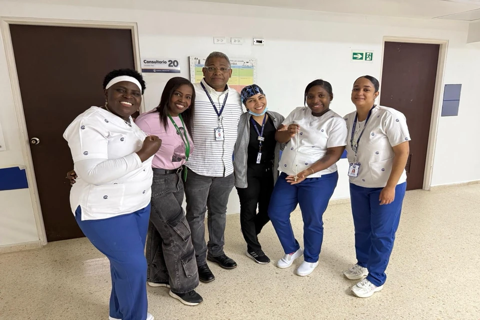 Padre Carlos en ceremonia religiosa en parroquia