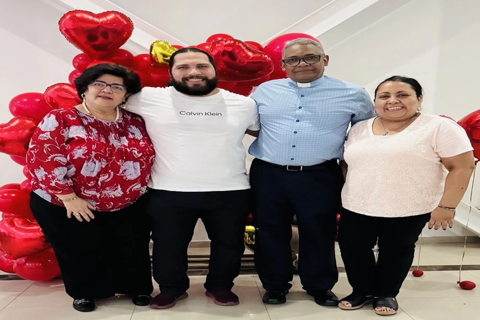 Padre Carlos saludando a la comunidad en Cali